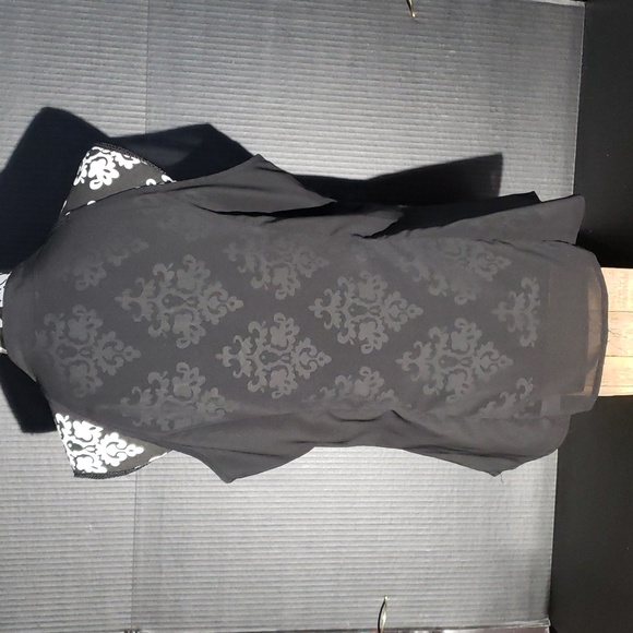 Suzy Shier Black Ruffle Sleeveless Blouse. Size L. - Picture 2 of 8